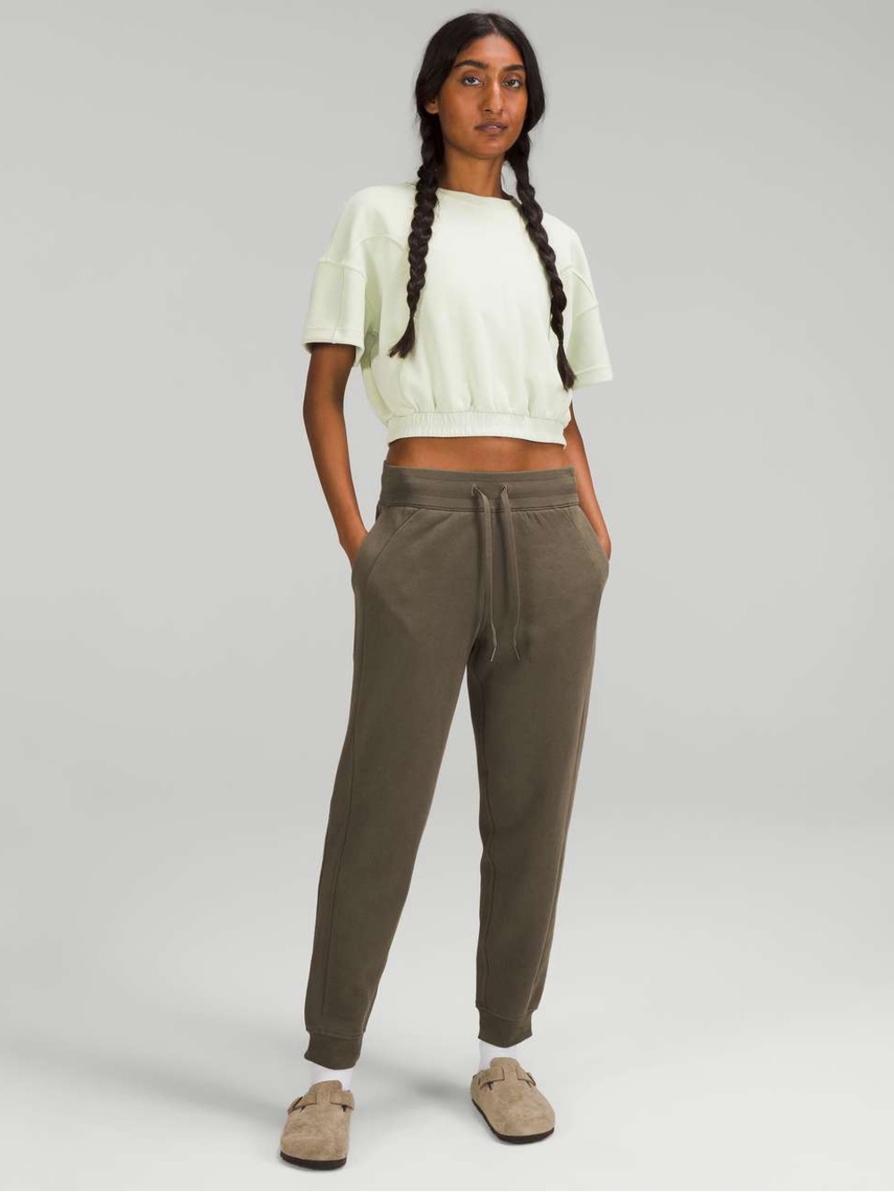NWT 6 Lululemon Scuba High-Rise Jogger
Carob Brown